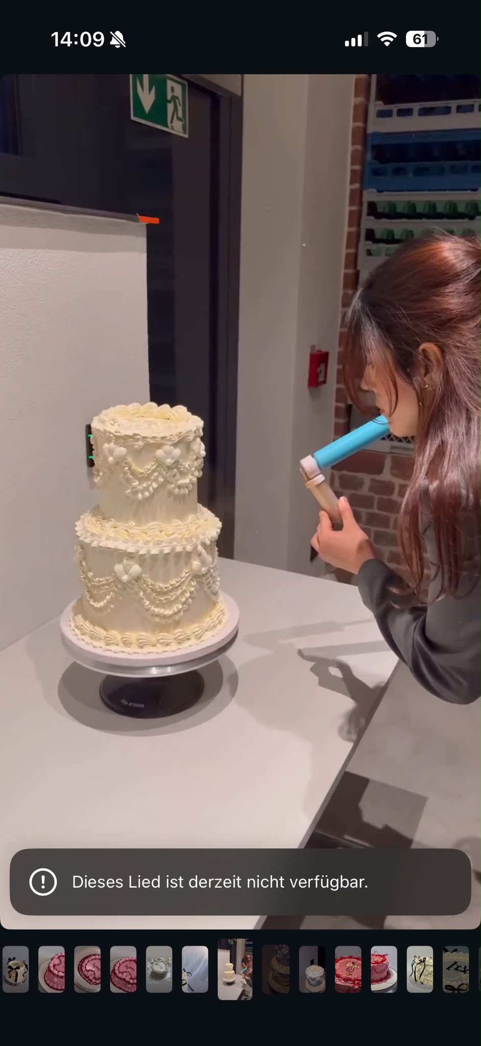 Shalja beim Verzieren einer Torte in ihrem Atelier