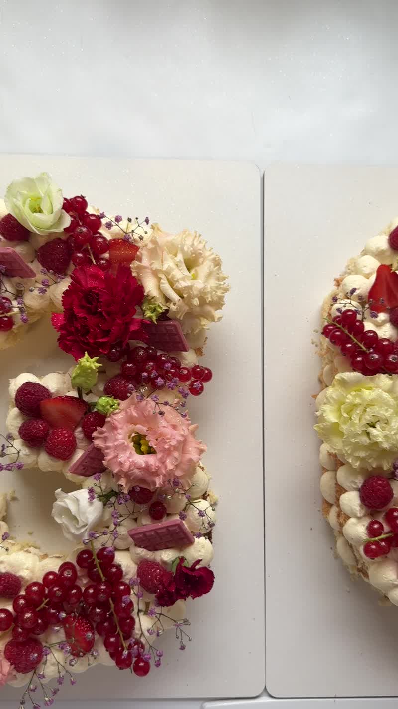 Puderblaue Vintage-Torte mit Schleife und Hortensien