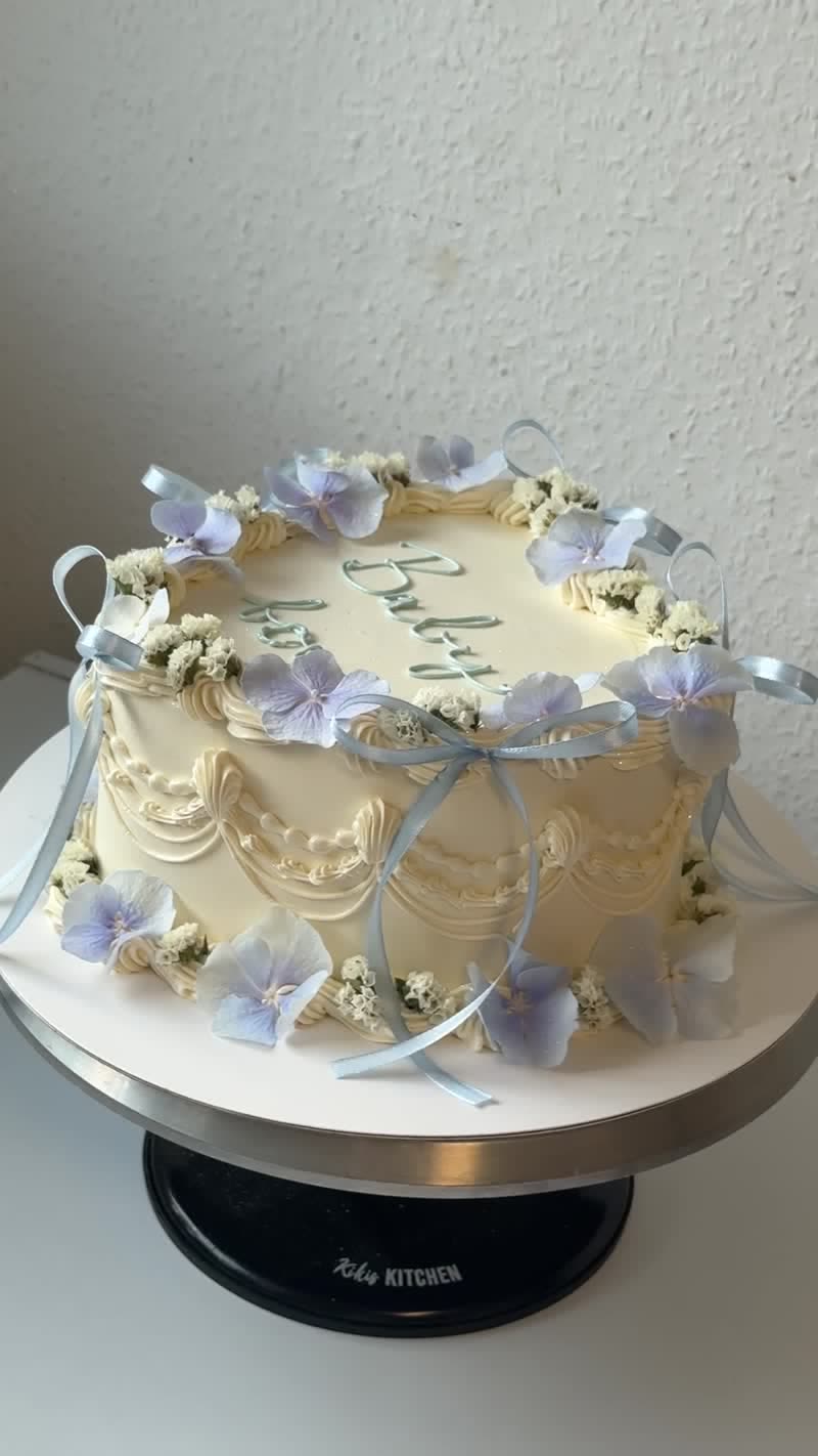 Matcha-Drip-Torte mit kaskadierenden Blüten