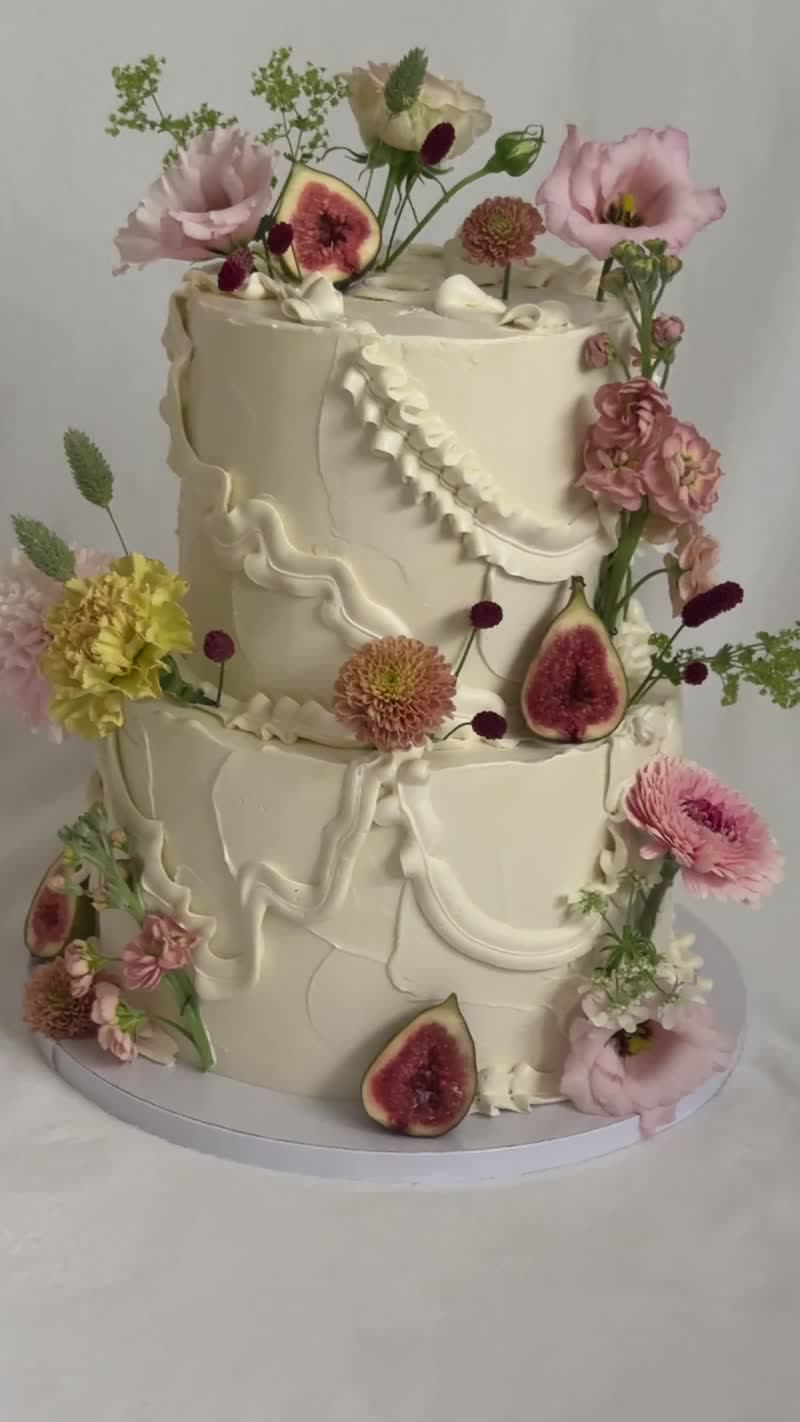 Zweistöckige Torte mit Feigen und Wildblumen